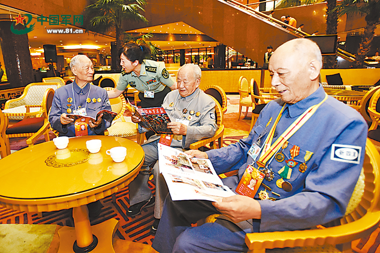 XP新闻   优发国际省市县三地志愿者为抗战老兵过百岁生日